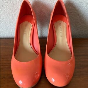 Beautiful patent salmon colored pumps